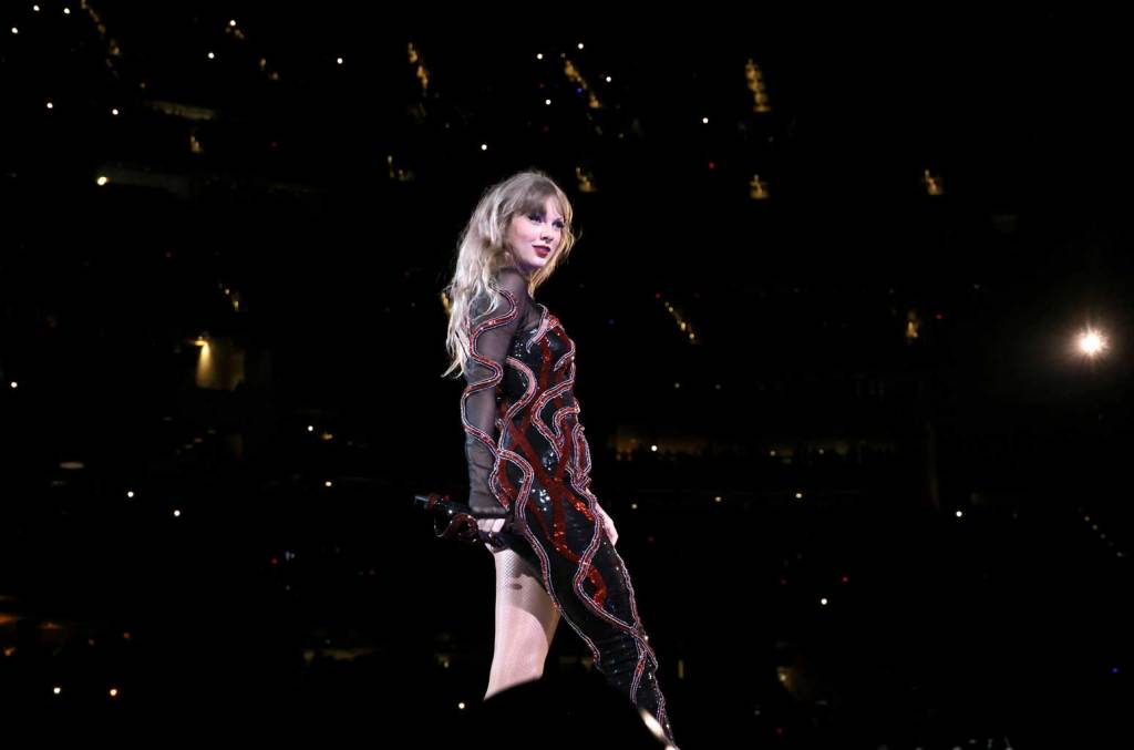 Taylor Swift estreia ‘Say Don’t Go’ e ‘It’s Time to Go’ ao vivo no último show da turnê Eras de 2023