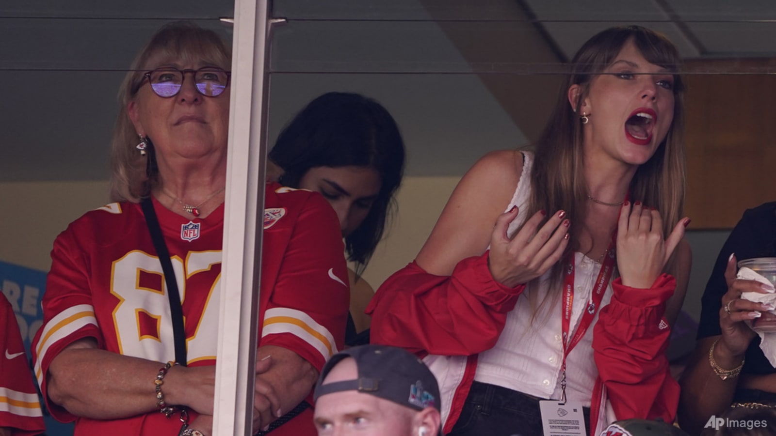 Mãe de Travis Kelce diz que ele ‘mirou nas estrelas’ ao namorar Taylor Swift