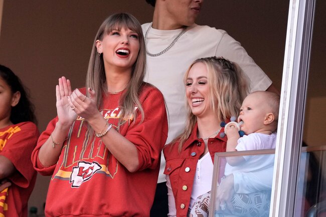 Taylor Swift NÃO estará presente no jogo Chiefs vs. Eagles hoje à noite