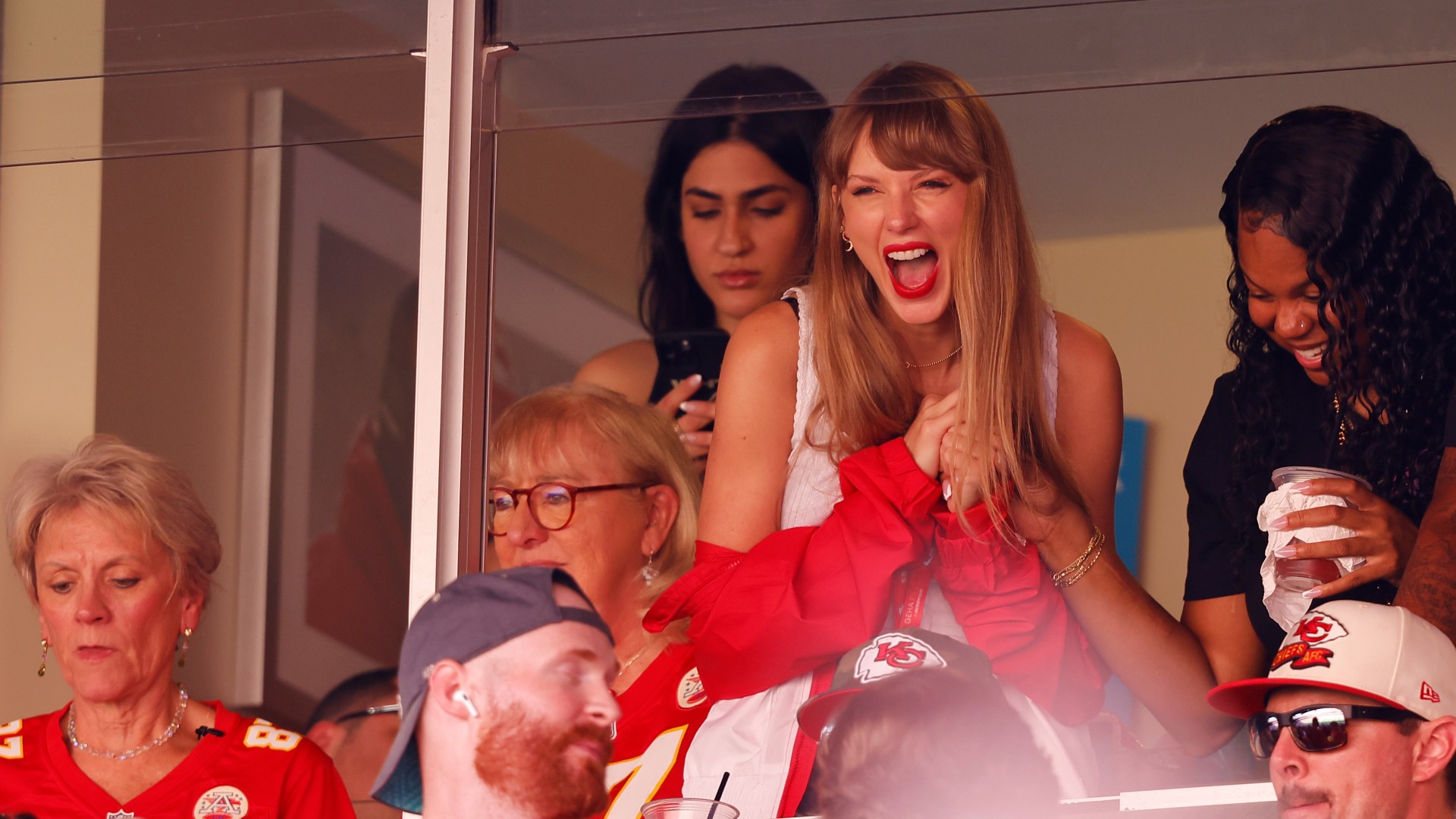 Taylor Swift está no jogo Chiefs vs. Eagles hoje? Atualizações sobre se a estrela está assistindo a Travis Kelce em Arrowhead