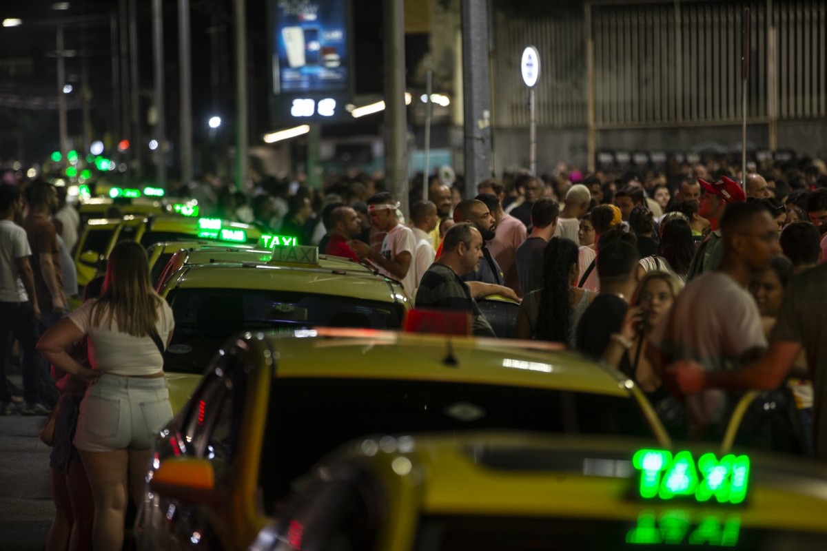 Taxistas cobram preços exorbitantes na saída de eventos e aeroportos: corrida do Engenhão a Copacabana por até R$ 500